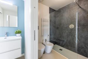 Navigli eleganza moderna con luce naturale