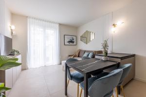 Navigli eleganza moderna con luce naturale