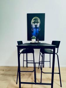 Elegant 4BR Apt, Prime Location Near Westbahnhof