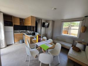 Mobilhome 6 pers 3ch 2SB 2 WC clim lave-vaisselle barbecue sous les pins