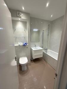 2-Bed Apartment - Sleeps 4 Balcony Pets Ok