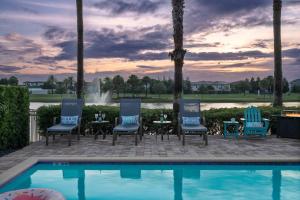 Luxury 5BR Villa w Pool & Cinema 4mi to Disney