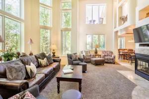 Spectacular Driggs Townhome with Hot Tub