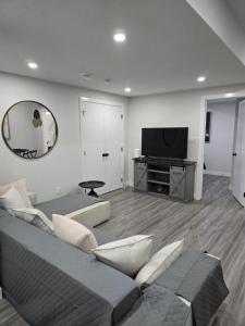 The Willow Nest lower suite-2 Rooms