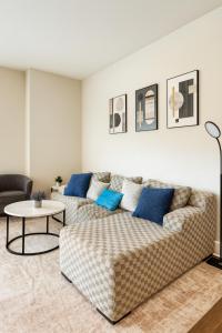 Family Group Retreat 3 Queens Pool Table 4th