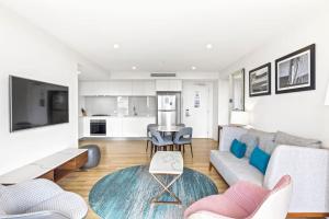 A Spacious 2 Bedroom Apartment in Paradise