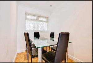 Family Friendly 3BR Haven in Northolt with Parking