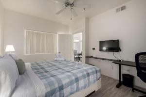 Scottsdale 2BR Condo with Pool, Sauna, BBQ and More