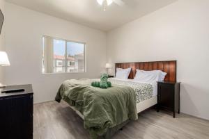 Scottsdale 2BR Condo with Pool, Sauna, BBQ and More