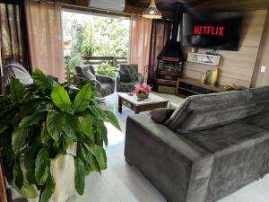 Casa ampla com área gourmet e piscina