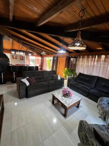 Casa ampla com área gourmet e piscina