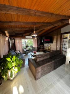 Casa ampla com área gourmet e piscina