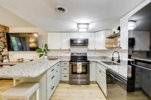 Sevierville Condo with Balcony and Pool Access!