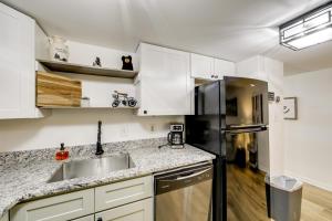 Sevierville Condo with Balcony and Pool Access!