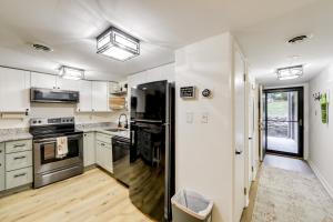 Sevierville Condo with Balcony and Pool Access!