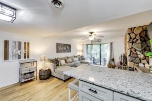 Sevierville Condo with Balcony and Pool Access!