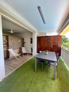 Ti Lodge Nature - milieu de villa - piscine partagée - location vacances Guadeloupe