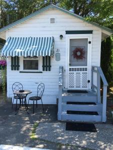 Cabin 21 (Pet Friendly) room in Crosswinds Motel