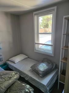 Mobilhome 6 pers 3ch 2SB 2 WC clim lave-vaisselle barbecue sous les pins