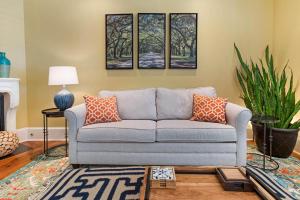 Villa on Broughton Main + Carriage by Lucky Savannah