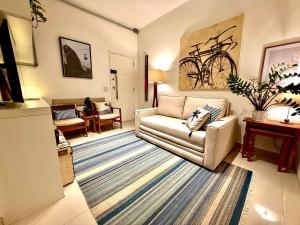 Charmoso com terraço próximo à praia do Leblon!