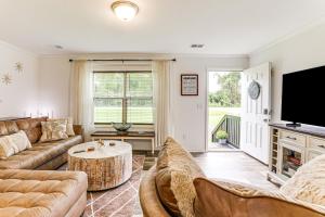 Screened Porch Family-Friendly St Stephen Retreat