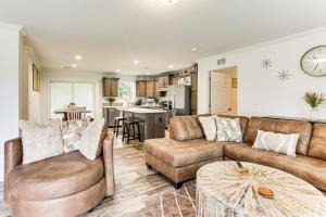 Screened Porch Family-Friendly St Stephen Retreat