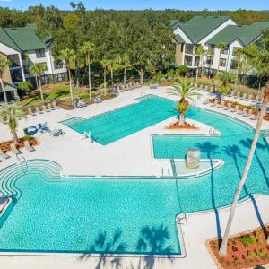 Bright 4BR Retreat Pool Gym & Extended Stays