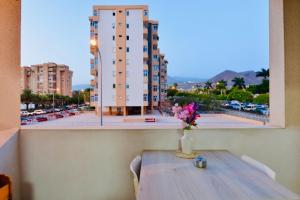 central in Los Cristianos Balcony and beach on foot