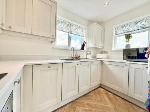 Sleeps 5, 3 Bedrooms, Ideal for short stays & 15 minutes to Swansea City