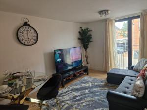 Birmingham City Centre Cosy 2 Double Bedroom Apartment Free Parking Workspace and close to O2 Arena