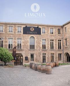 Effervescent break in a quiet setting