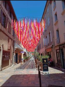 Effervescent break in a quiet setting