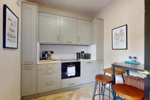 Stylish 2-Bed Cottage with Courtyard Garden Near South Ealing Tube Station