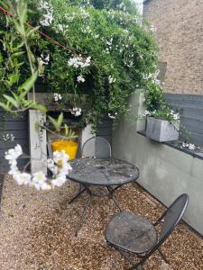 Stylish 2-Bed Cottage with Courtyard Garden Near South Ealing Tube Station