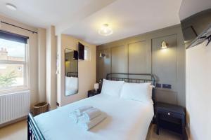 Stylish 2-Bed Cottage with Courtyard Garden Near South Ealing Tube Station