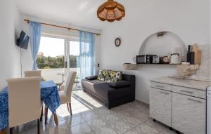 1 Bedroom Nice Apartment In Banjol 
