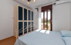 1 Bedroom Nice Apartment In Banjol 