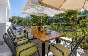 4 Bedroom Gorgeous Apartment In Banjol 