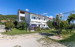 4 Bedroom Gorgeous Apartment In Banjol