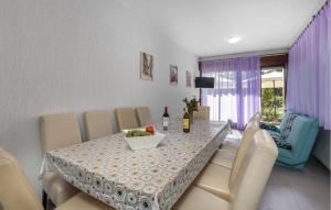 4 Bedroom Gorgeous Apartment In Banjol 