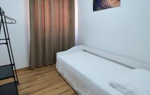 2 Bedroom Awesome Apartment In Fazana