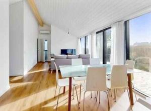 Stylish Cottage Near Beach Cliffs Harbour