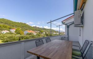 Cozy Apartment In Banjol With Wifi 