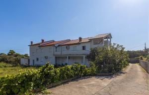 Cozy Apartment In Banjol With Wifi