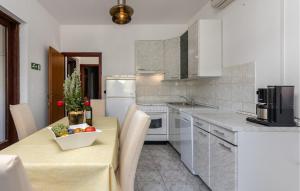 Cozy Apartment In Banjol With Wifi 