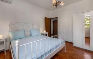 Cozy Apartment In Banjol With Wifi 