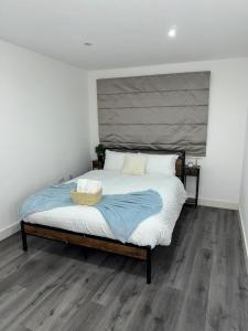 Ideal Heathrow Base 2BR 2BA Apt in Hounslow