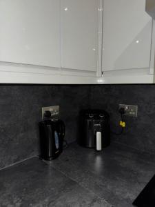 Ideal Heathrow Base 2BR 2BA Apt in Hounslow