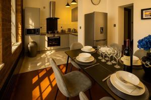 Bright City 1-Bed Apt, Parking, Dining, Bars & Train